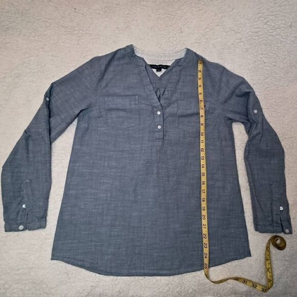 Tommy Hilfiger Blue Chambray Half Button Tab Sleeve Top Womens Size L - Picture 7 of 7